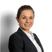 Laureata con ottimi voti. Esperienza con più di 10 anni di vita all'estero. Ottima conoscenza dell'inglese e del tedesco. Buon livello di lingua francese e un livello base di arabo